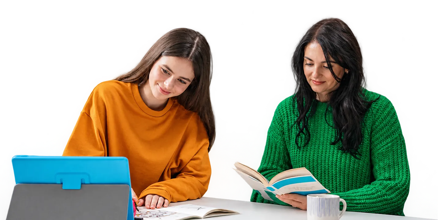 Insegnante e studentessa che studiano inglese con libri e un tablet