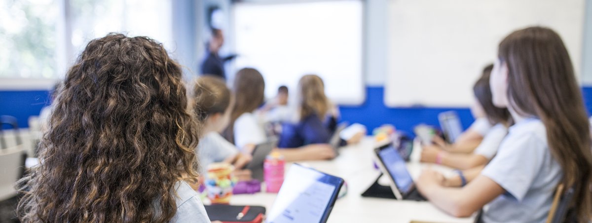 Studenti con tablet che lavorano nell'aula di una scuola di lingue